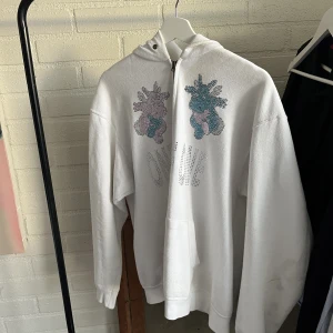 One of one zip - Säljer nu denna sällsynta one of one tröjan, en av de första som släpptes. Storlek L (fits M/L) Skick 5/10 några flaws se bilder  Några stenar har lossnat men inget man märker Kan gå ner i pris vid snabb affär Fler bilder kan fås vid intresse