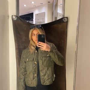 Grön jacka - Säljer min helt oanvända jacka köpt på vero Moda!! Såå fin men behöver pengar och den kommer inte till användning🤍🤍