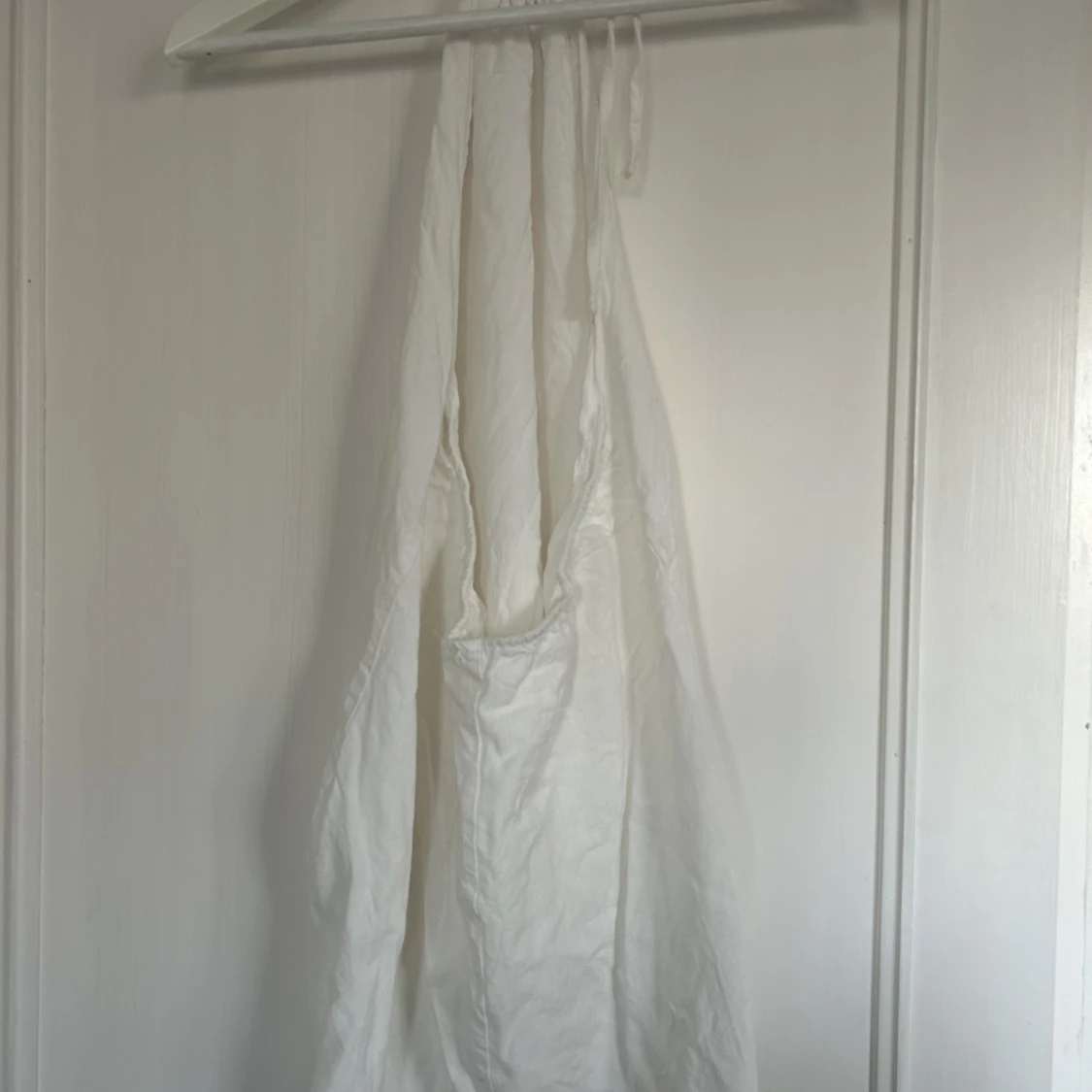 Vit klänning med öppen rygg  - 90