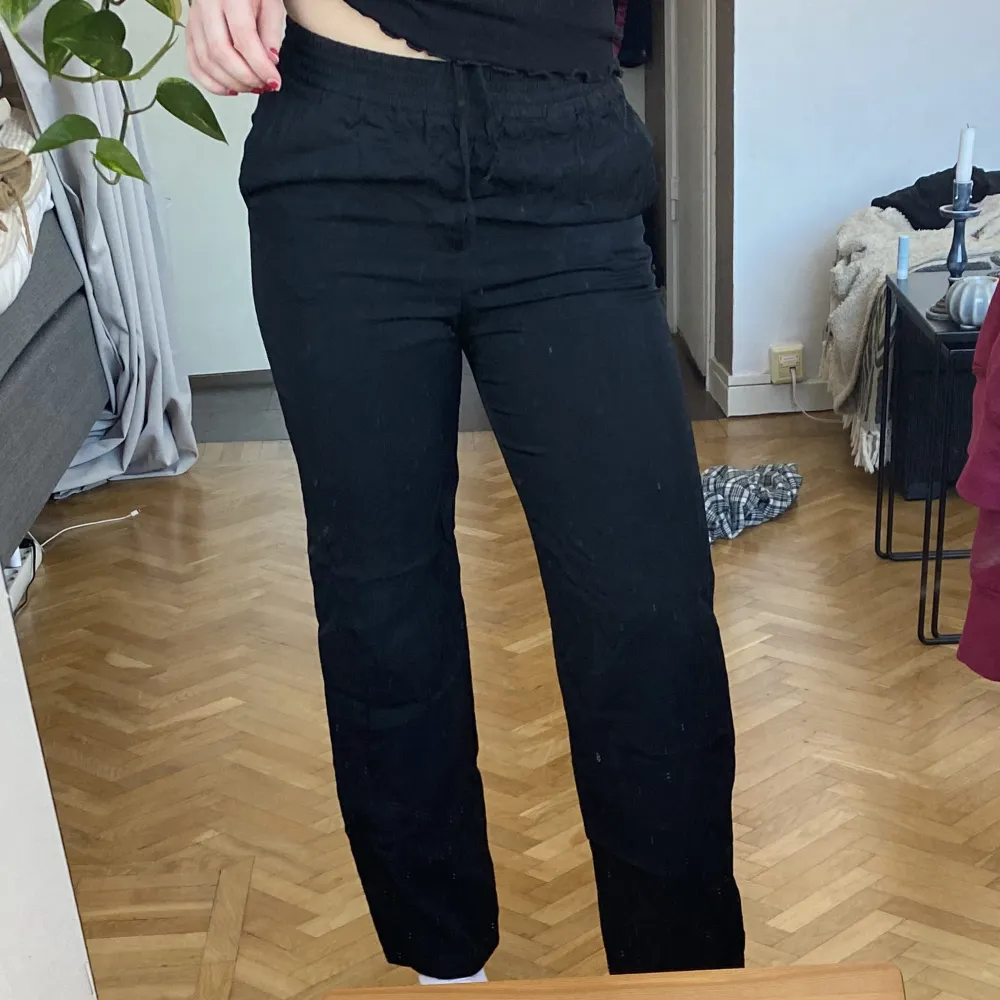 Svarta sidenbyxor ifrån Filippa K, bra kvalitet, tunna, bekväma. Jeans & Byxor.