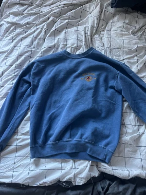 Bdg Jeans sweatshirt - Bdg Jeans Sweatshirt  Köpt från Urban Outfitters 600kr Skick 9/10 inga fläckar  Är för liten stl xs men är oversized så funkar för M