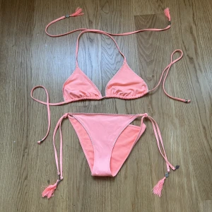 Sommarbikini  - Superfin bikini från h&m. Köpte den sommaren 2022 men har endast använt den ett fåtal gånger pågrund av att dne har varit för liten i bysten. Båda delarna är i 36 och jag köpte hela bikinin för 400kr. Jag tvättar dne såklart innan den postas💘 