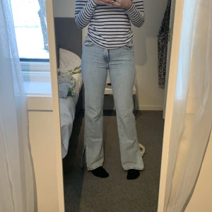 Lågmidjade jeans  - Lågmidjade jeans med slits nertill. Endast testade så är i nyskick. 