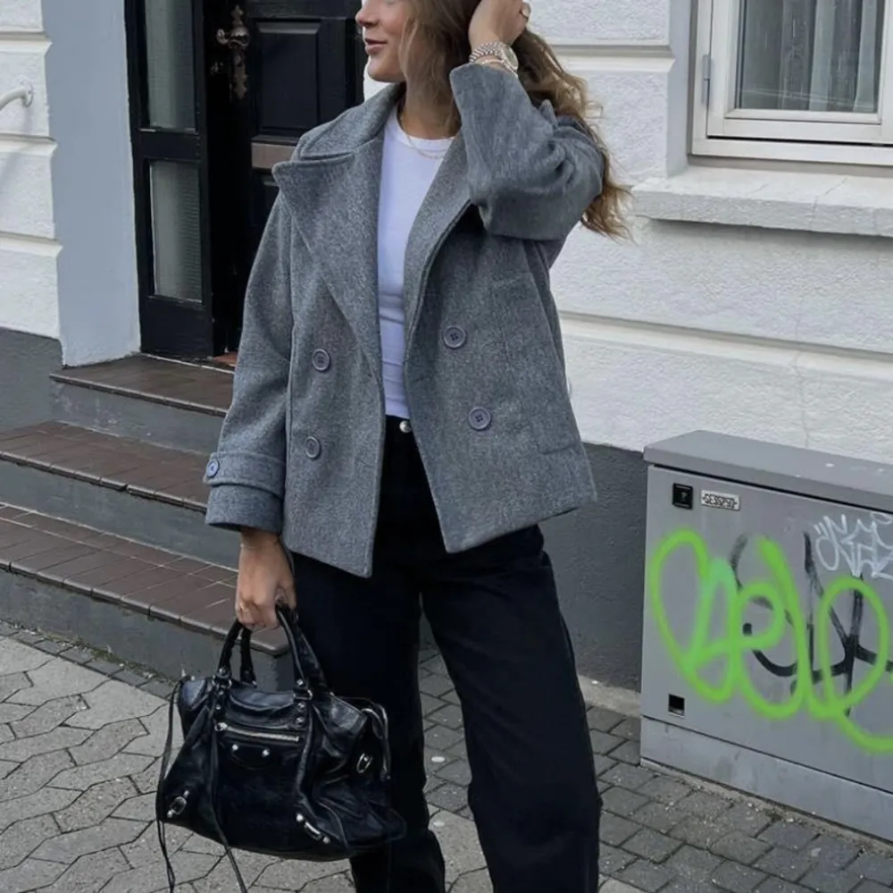 Säljer denna gråa kappa från design by si (”Gina jacket”). Använd ett fåtal gånger men i nyskick💕Kan mötas upp i Göteborg eller frakta. Godkänner prisförslag vid snabb affär.. Jackor.