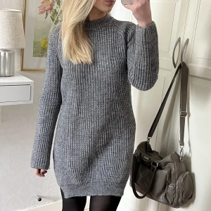 Stickad klänning - Grå stickad klänning från Zara med slits på sidorna, i storleken S💖