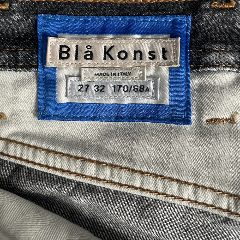 Schyssta Acne Studios jeans i storlek 27/32, men sitter mer som 30/32. Snygg grå tvätt och rak passform. Riktigt bra kvalitet och relativt bra skick, förutom ett par små uppskrapningar på höger bakficka som syns på första bilden. . Jeans & Byxor.