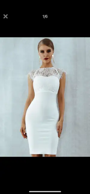 En helt oanvänd vit klänning i storlek XS. Har fina spetsdetaljer och en slits på baksidan. Passar perfekt till studenten eller andra firanden 🥂Köpt för 550 kr, säljs för 300. 