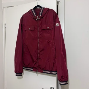 moncler wind jacket - Moncler Claude-Jacket  cond 8/10  Äldre moncler jacka mycket sparsamt använd hängt mest i garderoben. Size 3 som är detsamma som medium  BUD TAS EMOT 