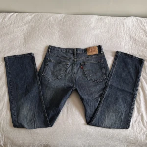 Levis jeans - Levis jeans som är raka och stretchiga😃. Dom har ett litet hål på knät men annar är dom väldigt fina