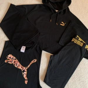 PUMA x KENZA TRÄNINGSKLÄDER  - Träningskläder från Pumas kollektion med Kenza. Endast använt dessa en gång, utan anmärkningar. Hoodien är croppad med vida armar. Guldiga detaljer på allt.