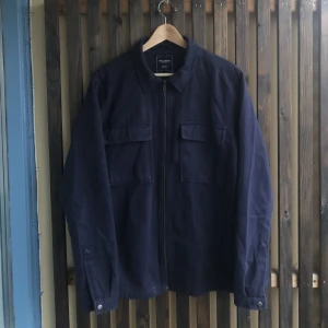 Pull & Bear - Skön vårjacka från Pull & Bear i storlek L. Pris: 115kr+frakt. 