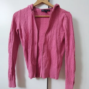 Stickad tröja tommy hilfiger - Jätte fin färg, dock för liten. Perfa att kunna dra på sig till sommaren