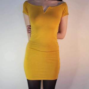 gul klänning köpt i asien i storlek S. endast använt en gång så den är i fint skick. vid brösten där det är V-format finns det en bygelliknande grej. möter ej upp, postar enbart 🌸