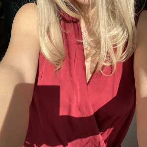 Blus - Säljer  då den inte kommer till andvändning den är aldrig andvänd och om ni vill se flera bilder är det bara o skriva 