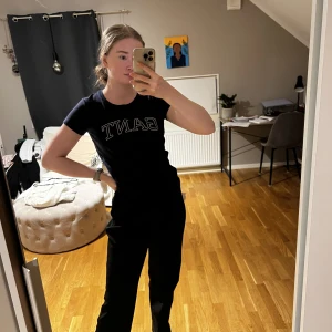 Gant T-shirt - Äkta Gant T-shirt i färgen marin blå med vit text, köpt för ett par år sen men är som ny och sitter perfekt!