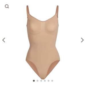 Säljer denna skulpting bodysuit i storlek s/m i färgen ochre  Helt ny med prislapp kvar Pris går att diskutera 