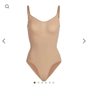 Skims - Säljer denna skulpting bodysuit i storlek s/m i färgen ochre  Helt ny med prislapp kvar Pris går att diskutera 