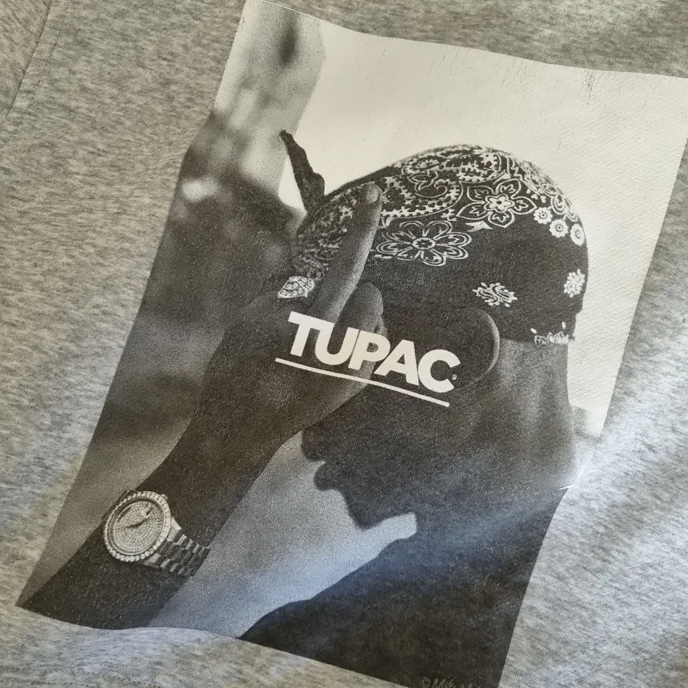 Denna Tupac-hoodie är som ny. Den är väldigt bekväm. Strl (S) Ny pris (600). Hoodies.