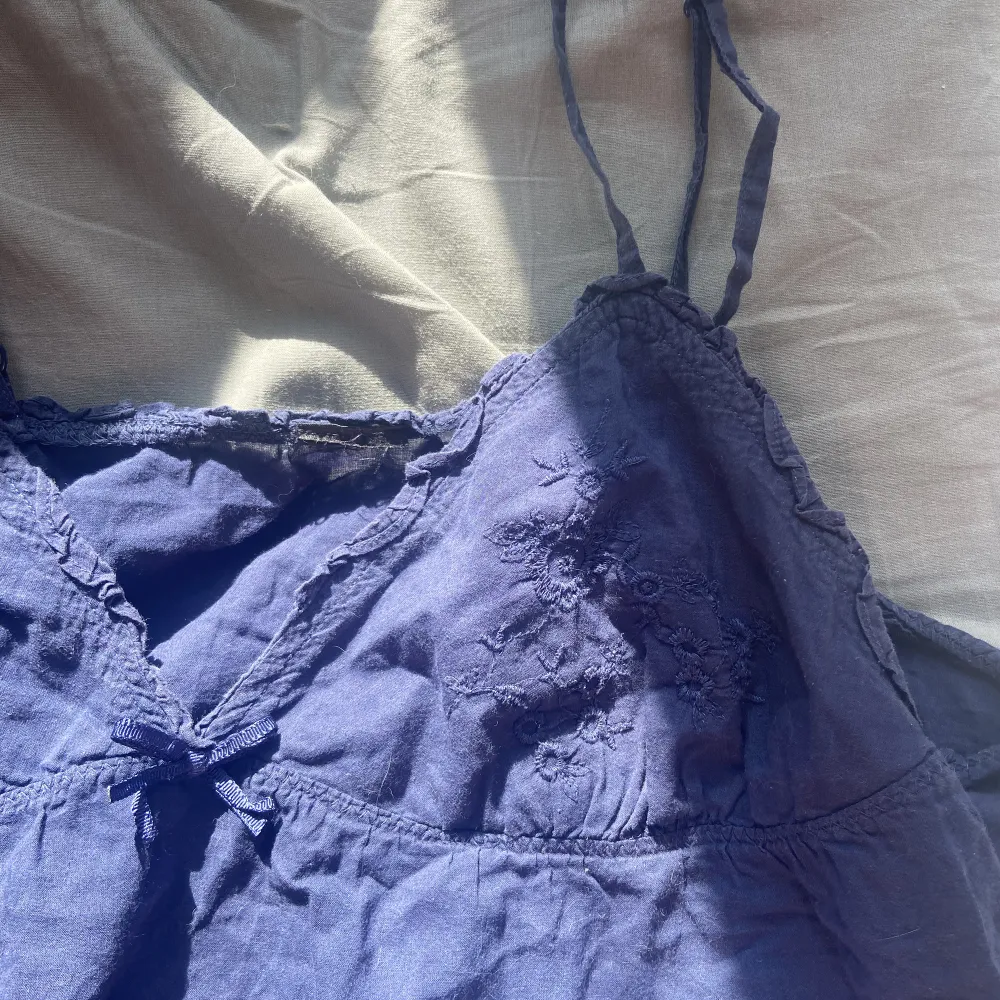 Mörkblått linne som banden går att justera, det står inte vart den är ifrån eller vilken storlek för jag har ärft den, men jag skulle säga att den är ungefär s/m. Säljer för den inte passar och  kommer inte till användning.💋🥰. Toppar.