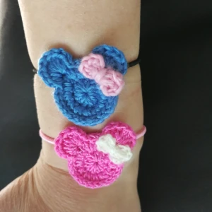 Egenvirkad hårsnodd  - Gullig Mickey musse hårsnodd. Priset är för en. Gummiband är 5cm. Kan välja färg. Kontakta mig gärna. 