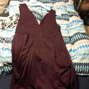 Lite annorlunda klänningen  - Oerhört skön klänning men vill förnya mig sätter lila men den är en blandning av lila och vinröd 