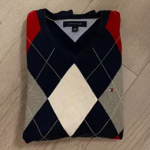 Jättefin tröja med V-ringning från Tommy Hilfiger. Storlek L. Passar både män och kvinnor. Fin kvalitet. 