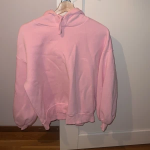 Rosa hoodie - Säljer denna fina hoodie från sister point 💓💓hör av dig privat för fler bilder!! I befintligt skick Frakten kostar 54kr