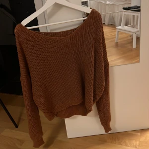 Stickad tröja - Stickad tröja i rost färg och V nacke. Säljer då det inte är min stil längre, använd ett par gånger