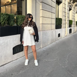 Stickad klänning  - Jättefin stickad klänning från Zara i färgen beige. Endast använd en gång vid det tillfället som bilden togs. Precis som ny. Säljer den då den tyvärr inte kommer till användning. Nypris: 399 kr 