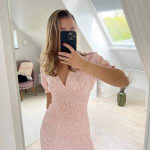 En jättefin klänning från Zara som passar perfekt till sommaren☀️🥂Använd fåtal gånger och är i princip nyskick😊 Säljs inte längre i butik! (De två första bilderna är lånade bilder) Pris kan diskuteras❤️