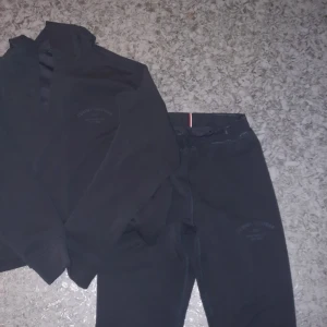 Tommy hilfiger träningsset stl M. - Oanvänt träningsset. Tommy hilfiger stl M.