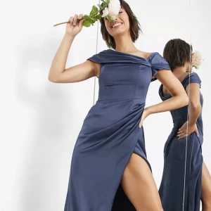 Balklänning - En helt oanvänd mörkblå balklänning från Asos. Lapparna är kvar! Klänningen är i storlek 34 och passar mig som är ca 165 cm lång. Säljer då jag bestämt mig för en annan balklänning. Hör av er om ni vill se fler bilder! 💕