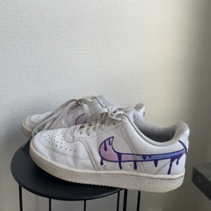 Nike skor - Skit snygga och coola Nike skor. Jätte sköna att gå i. Är i använt skick. Designen har jag gjort själv och är vattentät. Storlek 39/40 på dessa skulle jag påstå. Skickar med spårbar frakt genom PostNord. Frakten står köparen för, betalning sker via Swish😊