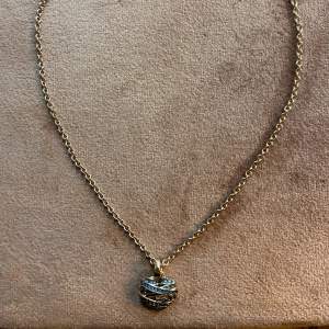 GUESS halsband i rosegold, med hjärtmotiv och blåa kristaller💓 bra skick! tror inte att den tillverkas längre💙köptes för typ 400kr så den säljs väldigt billigt💓😊 köparen står för frakt🙌🏻