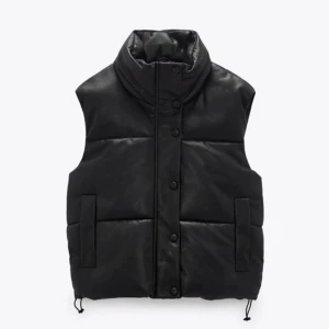 Skinnväst ZARA slutsåld! - Säljer min PU väst från Zara då den inte kommer till användning. Använd fåtal gånger, superfint skick🥰