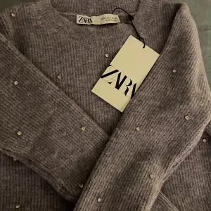 Detta är en superfin tröja från Zara i storlek S och helt i nyskick💕