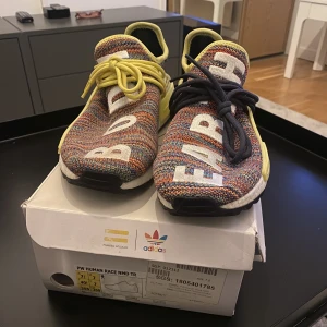 Human race  - Human race skor i väldigt bra skick använda 2 gånger köpta i USA på stadiumgoods med kvitto och extra snören 