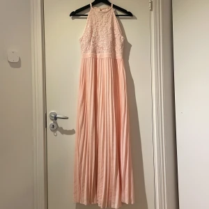 Bal/fest klänning - Säljer min klänning köpt från boohoo för 1 år sen använd på en förlovningsfest och inte mer än det. Inga skador på klänningen, den har ett insydd tyg vid brösten pga den då var för stor men det är inget som syns utan det ser ut som det är så av sig själv.
