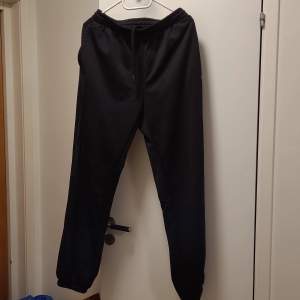 Size S lightly used and in great condition black sweatpants. Feel free to contact us in Swedish or English. 