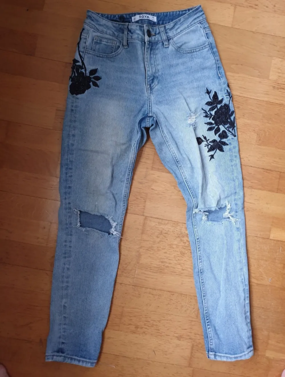 Så snygga jeans i storlek XS. Sparsamt använda. Mycket fint skick.. Jeans & Byxor.