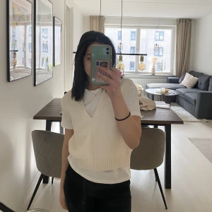 Stickad väst - Säljer denna vita stickade väst ifrån Gina Tricot! Västen är aldrig använd! Köparen står för frakten💕