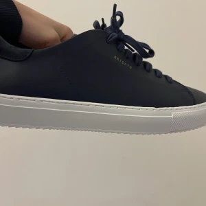 Axel Arigato skor - Säljer ett par Axel Arigato skor i storlek 42 👟. Säljer dem för att de är alldeles för stora… Självklart är dem äkta och jag säljer för 1799kr. Kom dm för fler frågor. Pris kan diskuteras.