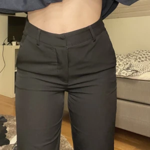 Kostymbyxor Bikbok - Säljer mina kostymbyxor från Bikbok i modellen Vilma då dem är för stora. På bilden har jag storlek 34 men säljer mina i 36.  Dem är uppsydda så dem passar ben som mäter 71cm på insida ben men det går lätt att sprätta upp till ordinarie längd. Ny pris 399