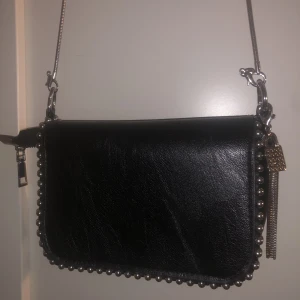 Väska - Säljer denna jättefina väskan! Typ aldrig använd och i bra skick. Kom privat för fler frågor❤️