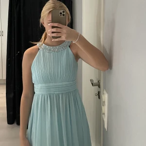 Klänning  - Säljer denna balklänning då jag inte kommer använda den mer. Mycket bra skick använd en gång! Storlek Xs och passar mig som är 163 cm. Kontakta för fler bilder🫶🏽