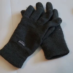Black gloves - Size L lightly used and in good condition black gloves. Feel free to contact us in Swedish or English