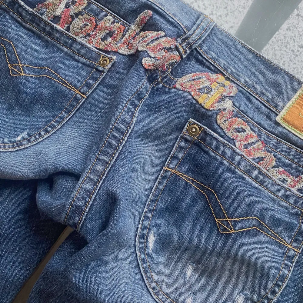 Säljer dessa eftertraktade jeansen! Första bilden är inte min utan jeansen på d två sista bilderna är d som säljs! . Jeans & Byxor.