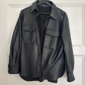 Tunnare skinnjacka från Zara  - Svart skinnjacka i tunnare material. Strl S. Använd ca 3 ggr. 