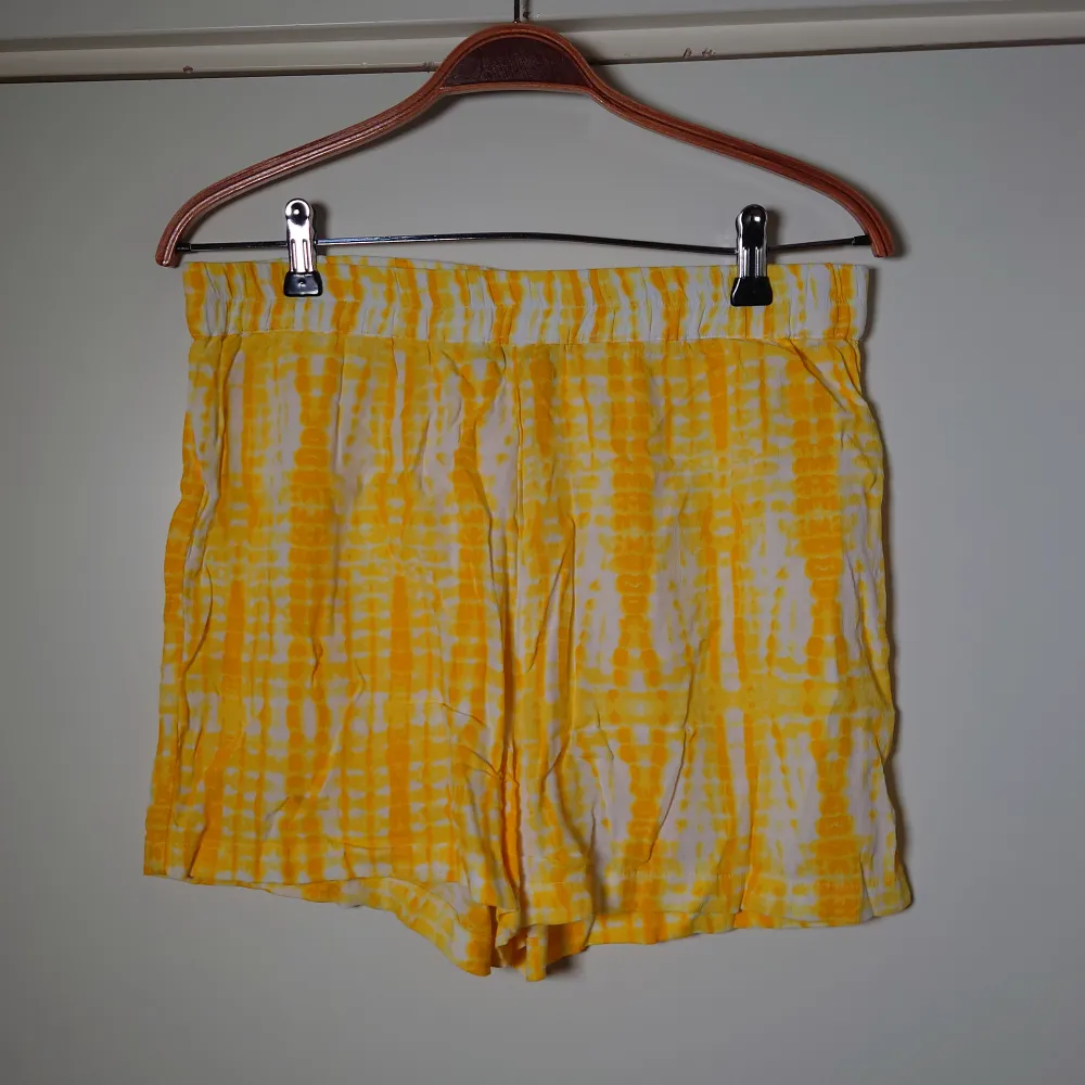 Shorts med batikmönster i gult. Tunna, stretch i midjan🌱. Shorts.