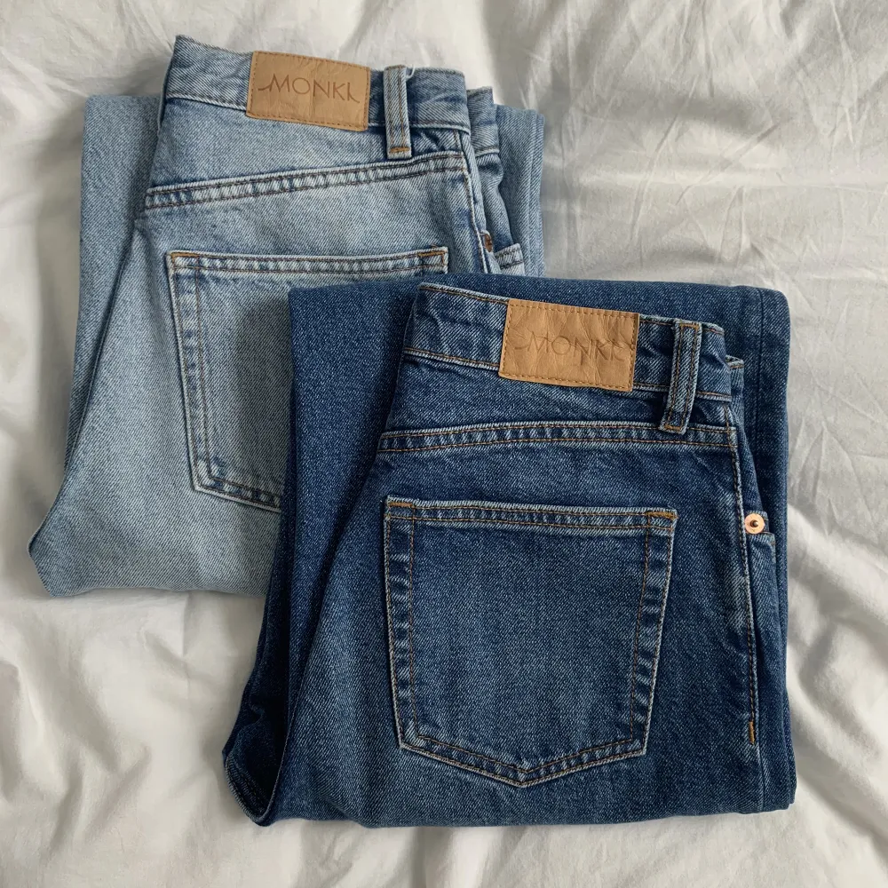 Jag säljer blåa jeans från Monki i storlek 25. De är vida i benen och hög i midjan. På mig sitter de bra som är 170 cm lång. Säljes i två kulörer, båda är använda men i mycket fint skick. Frakten är inkluderad i priset, postnord (frimärken).. Jeans & Byxor.